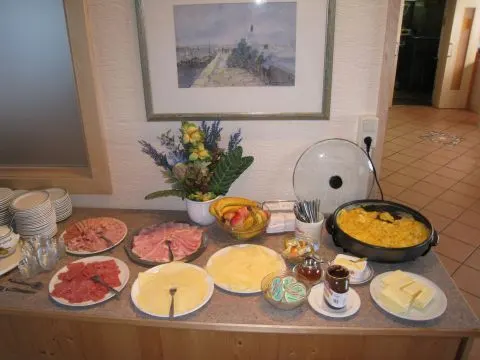 Frühstücksbuffet mit regionalen Produkten