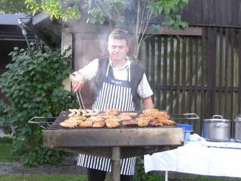 Grillmeister beim Grillabend im Gastgarten