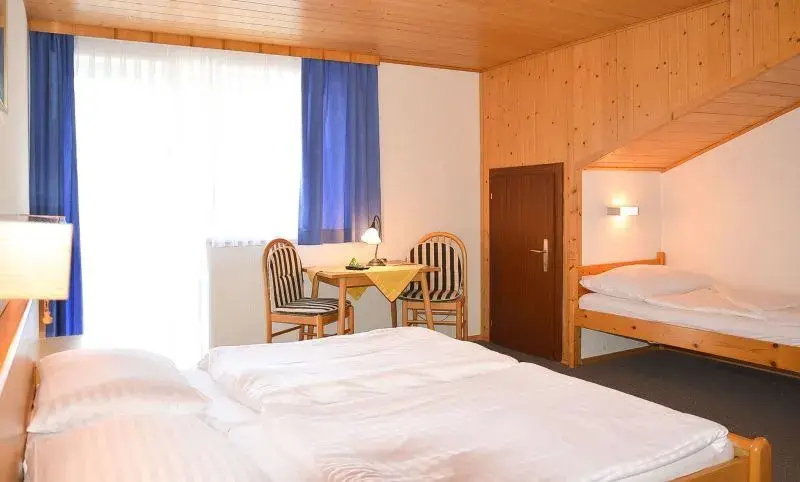 Familienzimmer mit mehreren Betten